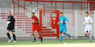 Torhüter beim Aufwärmen Trainingsauftakt 12.07.2010 Torhüter beim Aufwärmen Trainingsauftakt 12.07.2010
