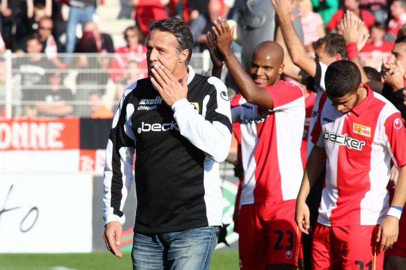 Uwe Neuhaus nach Abpfiff des 1:0 gegen den FSV Frankfurt