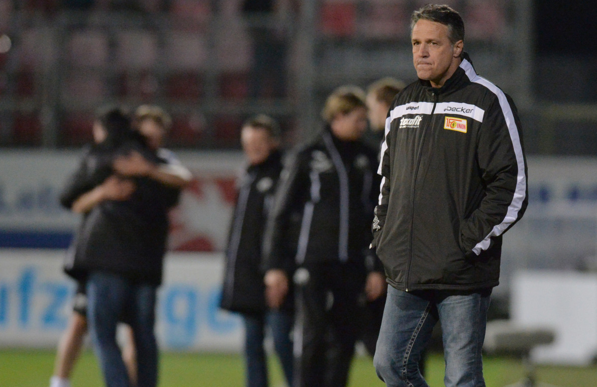 Trainer Uwe Neuhaus, Enttäuschung nach Abpfiff (Foto: Matthias Koch)