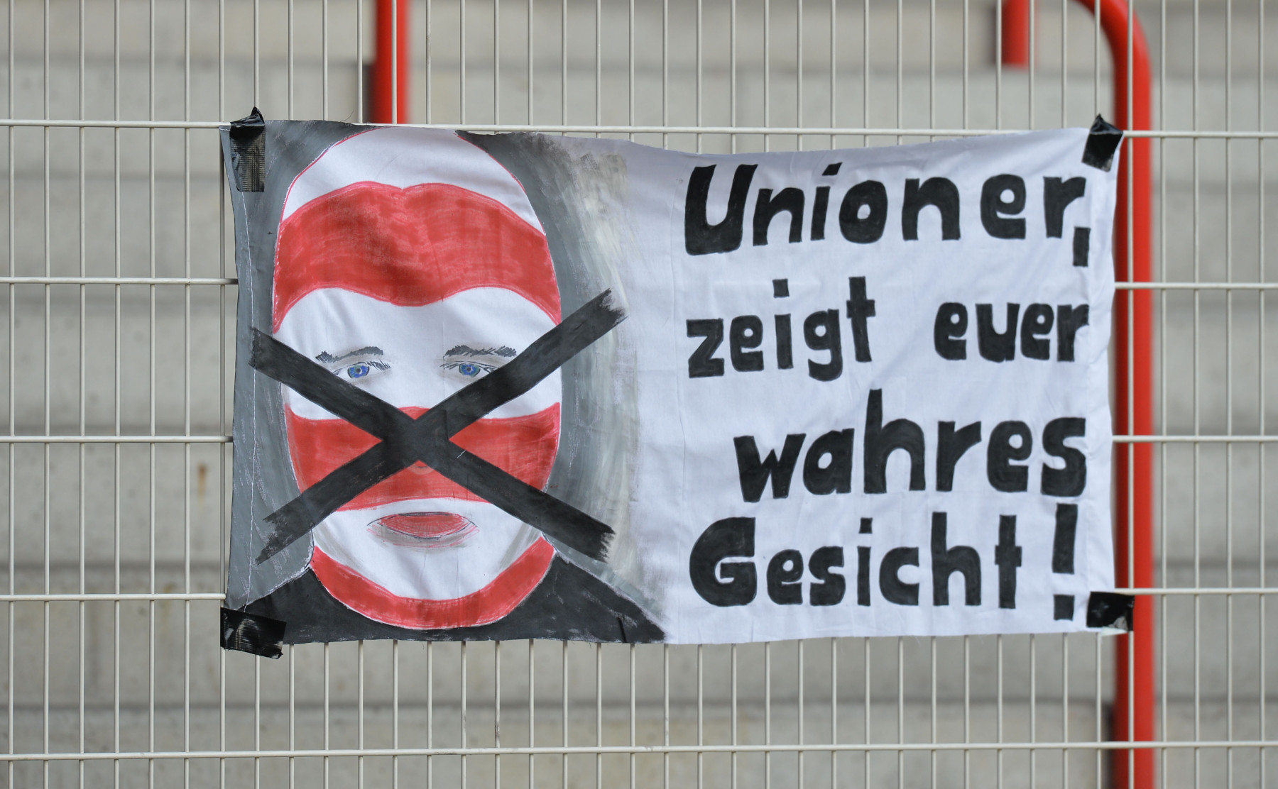 Transparent der Union-Fans als Reaktion auf die Ausschreitungen in Stockholm. (Gesehen beim Test gegen Bielefeld am 1. Februar 2014)