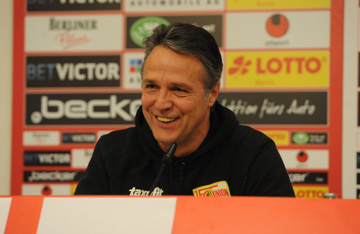 Uwe Neuhaus auf der Pressekonferenz vor dem Heimspiel gegen Bielefeld (19.12.2013; Foto: Koch)