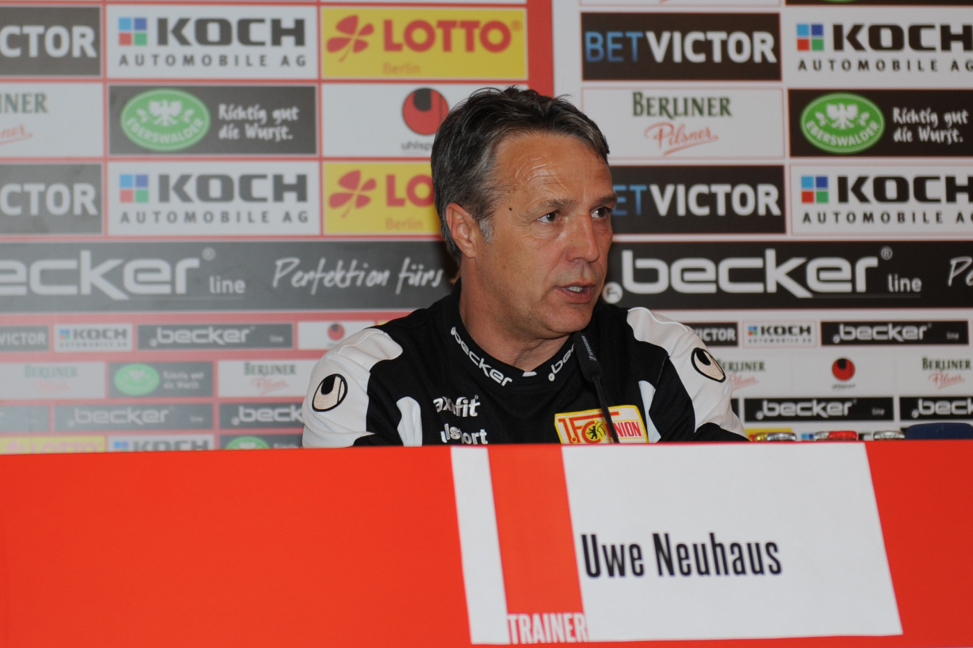 Uwe Neuhaus auf der Pressekonferenz nach dem Spiel gegen Cottbus (31.03.2014; Foto: Koch)