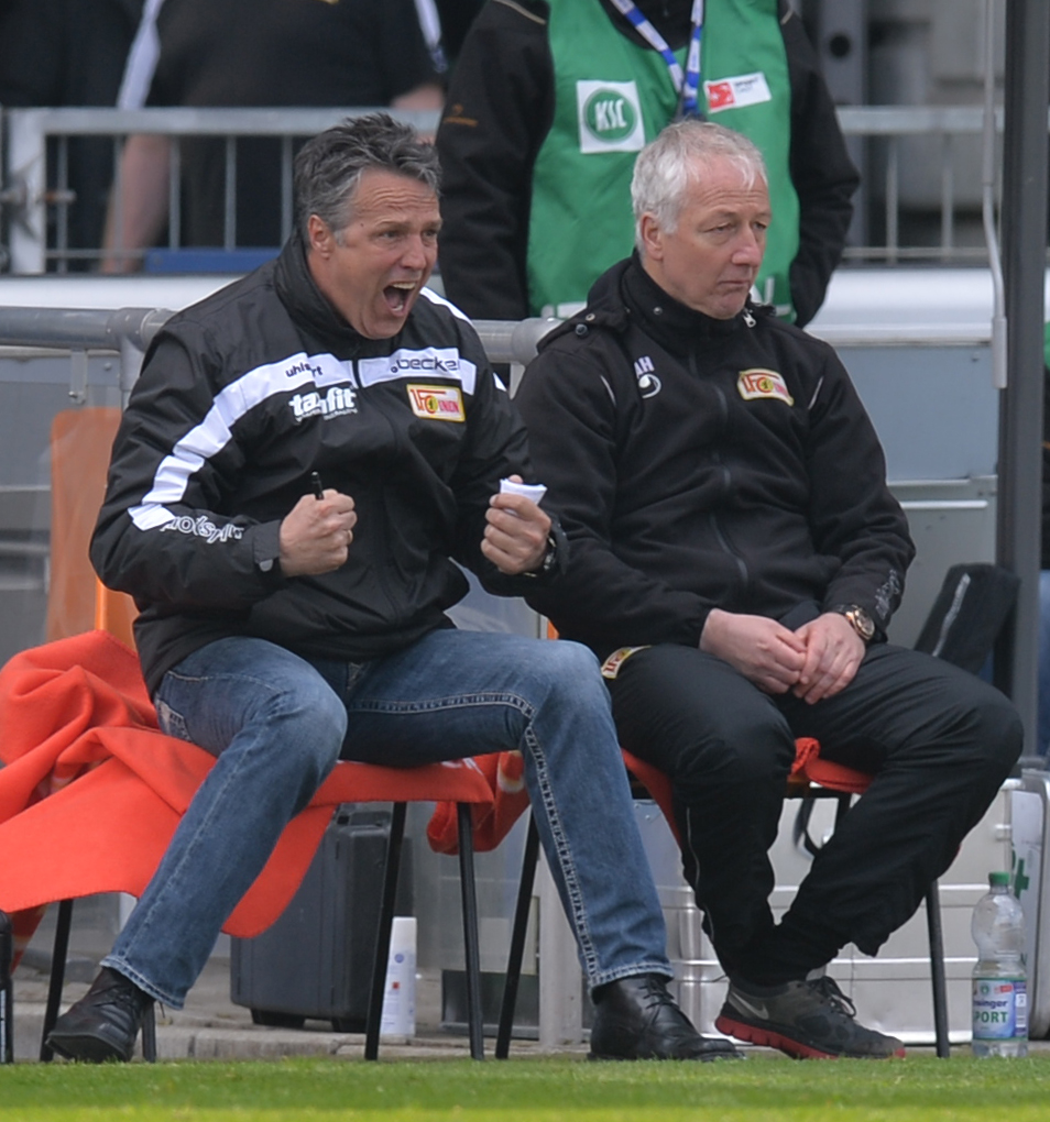 Uwe Neuhaus beim 2:3 in Karlsruhe. Rechts: Co-Trainer André Hofschneider