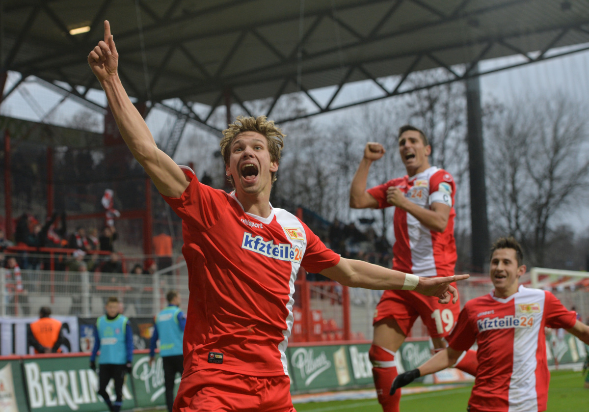 Maxi Thiel, Damir Kreilach und Steven Skrzybski jubeln nach dem 2:0 (Foto: Koch)