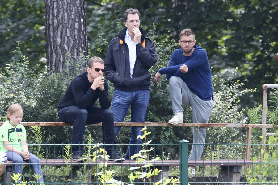 Lutz Munack, Helmut Schulte und Sebastian Boenig beobachten das spiel 1. FC Union gegen JFV Nordwest U19 -A-Jugendliche - Relegationsspiel