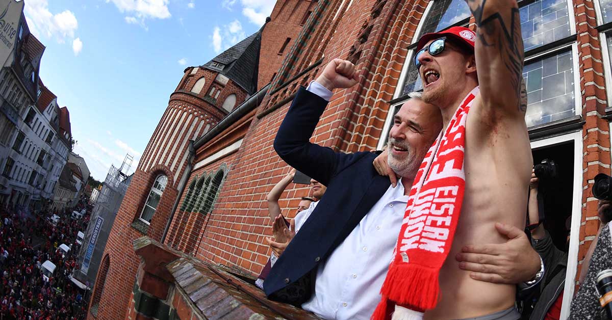 Dirk Zingler (Präsident des 1. FC Union Berlin) und Sebastian Polter feiern den Aufstieg in die Bundesliga