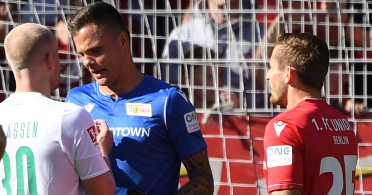 Davy Klaassen und Rafal Gikiewicz diskutieren, Foto: Matze Koch