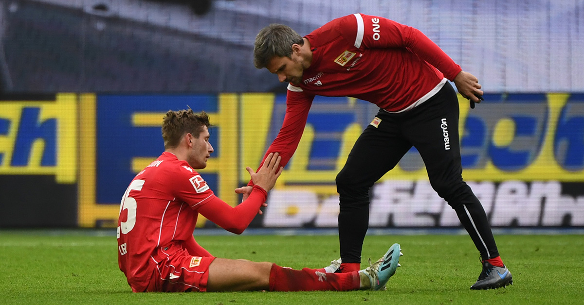 Christopher Lenz und Michael Parensen vom 1. FC Union Berlin nach Abpfiff des 0:1 in Wolfsburg