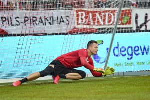 Torhüter Rafal Gikiewicz vom 1. FC Union Berlin beim Aufwärmen