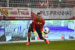 Torhüter Rafal Gikiewicz vom 1. FC Union Berlin beim Aufwärmen