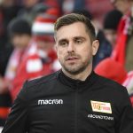 Co-Trainer Sebastian Bönig betritt den Platz