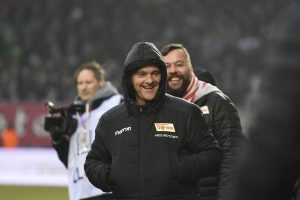 Geschäftsführer Profifußball Oliver Ruhnert lacht vor dem Spiel