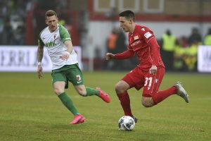 Keven Schlotterbeck beim Dribbling