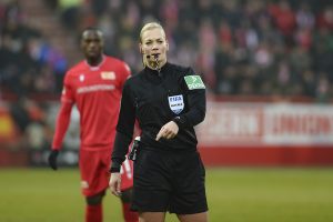 Schiedsrichterin Bibiana Steinhaus, im Hintergrund Anthony Ujah