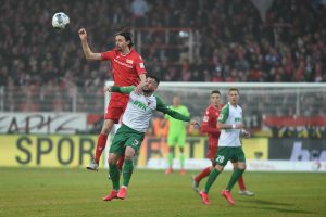 Neven Subotic im Kopfballduell