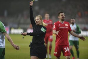 Bibiana Steinhaus zeigt nach Foul an Christopher Lenz die Gelbe Karte