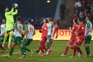 Augsburgs Keeper Tomas Koubek fängt den Freistoß von Christopher Trimmel