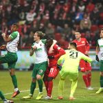 Zweikampf zwischen Anthony Ujah und einem Verteidiger von Augsburg