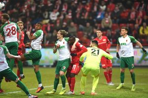 Zweikampf zwischen Anthony Ujah und einem Verteidiger von Augsburg