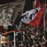 Capo Ali feuert auf der Waldseite die Fans des 1. FC Union Berlin an