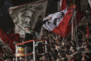 Capo Ali feuert auf der Waldseite die Fans des 1. FC Union Berlin an