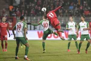 Anthony Ujah im Kopfballduell