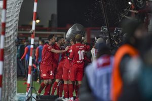 Die Mannschaft jubelt mit Marcus Ingvartsen nach seinem Tor zum 2:0 gegen Augsburg