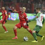 Robert Andrich verhindert den Pass von Daniel Baier (FC Augsburg)