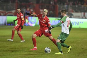 Robert Andrich verhindert den Pass von Daniel Baier (FC Augsburg)
