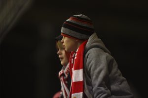 Kinder auf dem Zaun im Stadion an der Alten Försterei