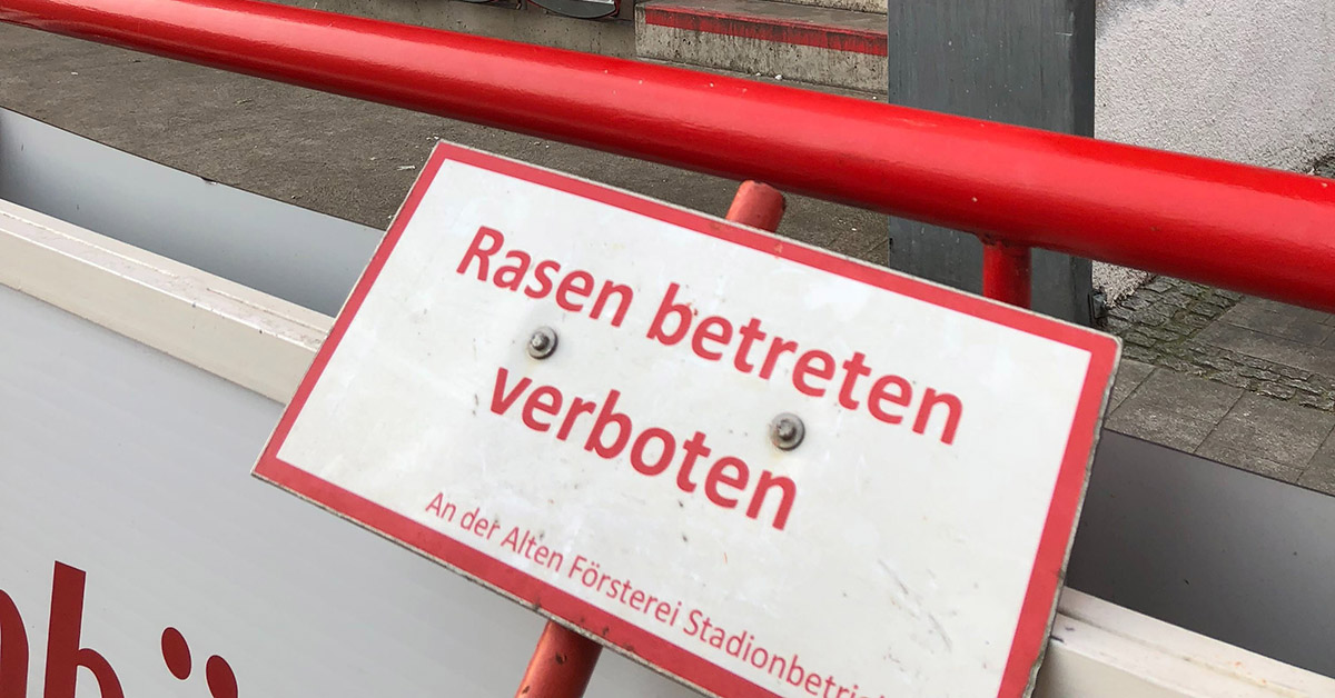 Bild aus dem Stadion an der Alten Försterei, auf dem steht "Rasen betreten verboten"