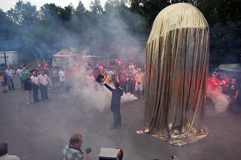 Enthüllung des Stadionbauerdenkmals 2009, Foto: Tobi/unveu.de