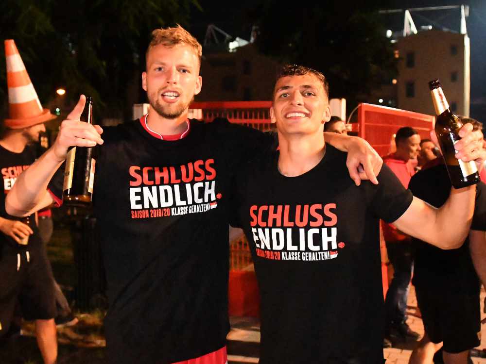 Klassenerhalts-Party in der ersten Bundesliga-Saison: Marvin Friedrich und Grischa Prömel machen auch mit Bier in der Hand eine gute Figur, Foto: Matze Koch