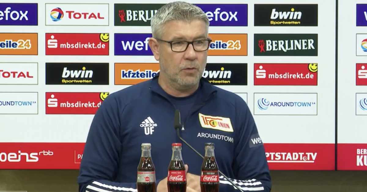 Trainer Urs Fischer auf der Pressekonferenz vor der Partie in Leverkusen, Screenshot: AFTV