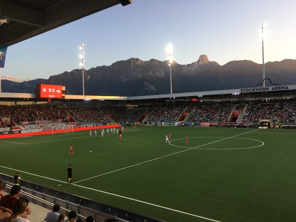 Stockhorn Arena and Stockhorn mountain, Foto: Vincenzo.togni (<a href="https://creativecommons.org/licenses/by-sa/4.0/deed.en" target="_blank" rel="noopener">CC-by-SA 4.0</a>) via <a href="https://commons.wikimedia.org/wiki/File:The_Stockhorn_Arena_in_2019.jpg" target="_blank" rel="noopener">Wikimedia Commons</a>