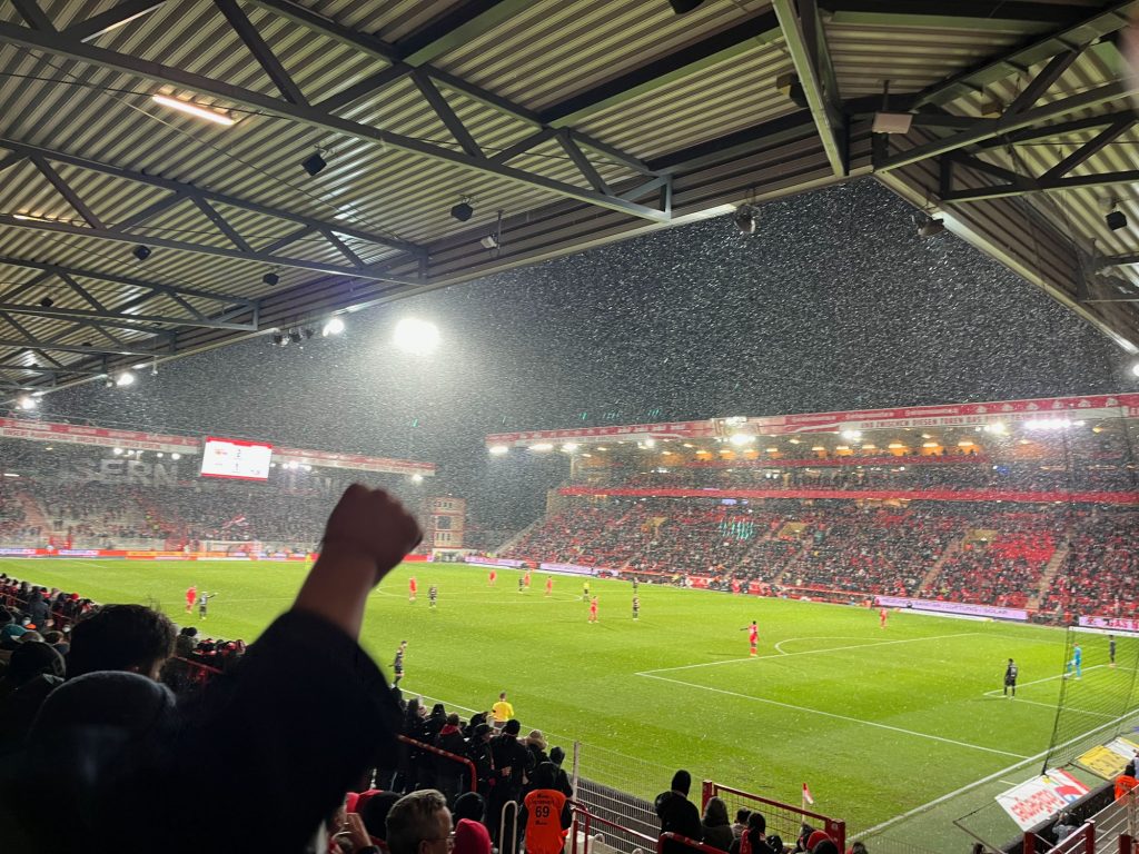 Das Stadion an der Alten Försterei in der zweiten Halbzeit des Spiels gegen Werbung Leipzig.