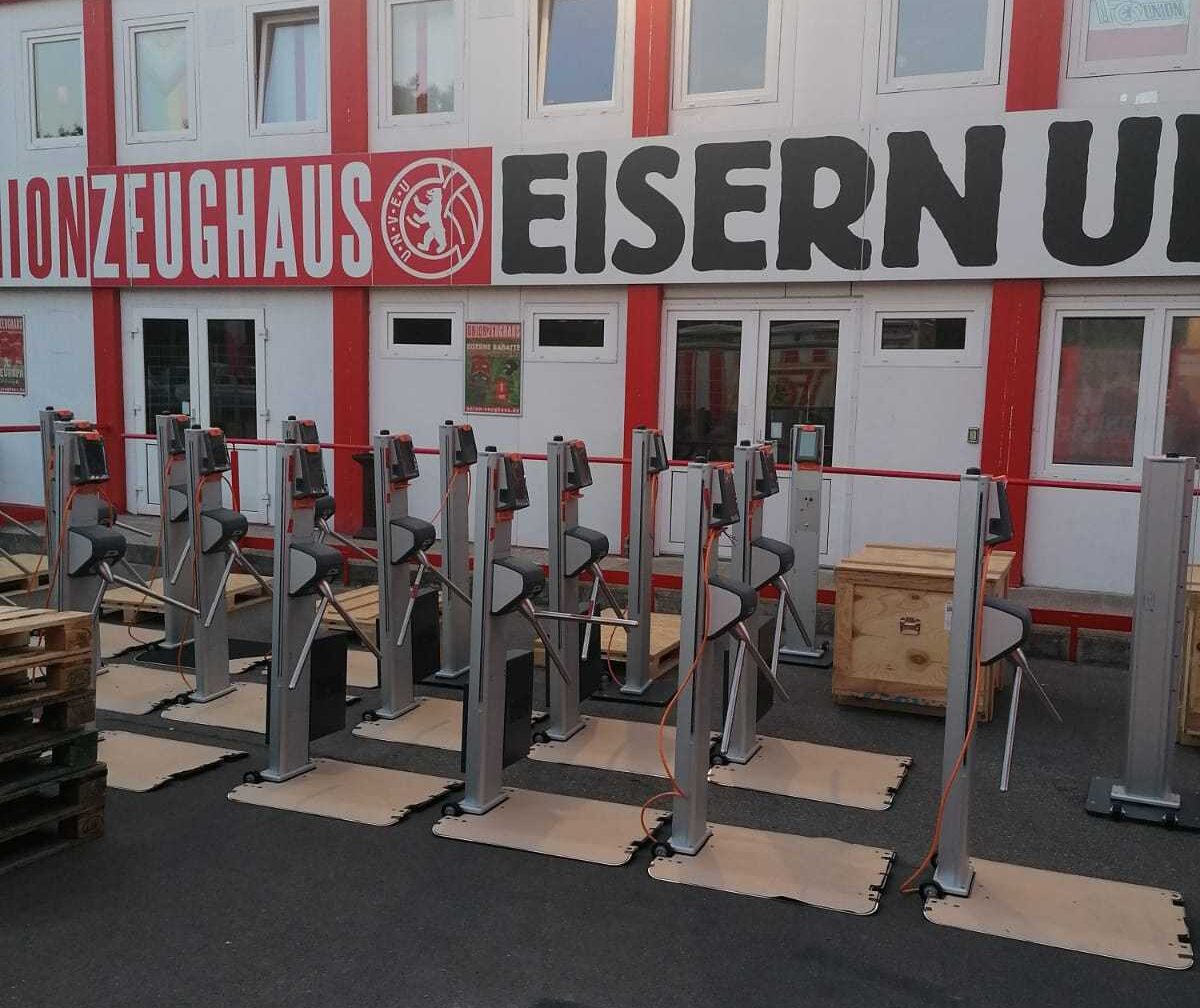 Drehkreuze mit Scannern stehen vor dem Fanshop am Stadion, Foto: ZVG