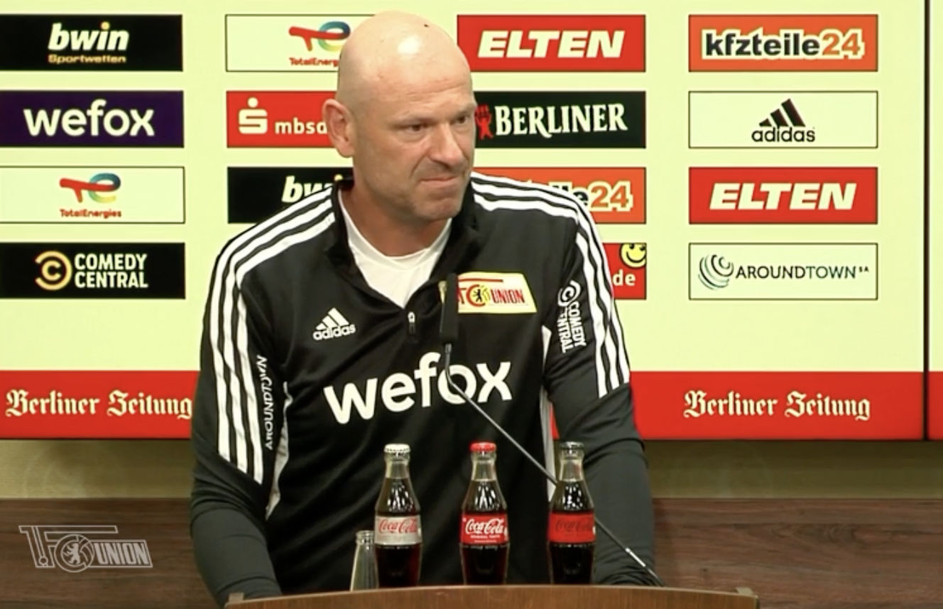 Markus Hoffmann auf der Pressekonferenz vor dem Spiel gegen den Chemnitzer FC, Screenshot via AFTV