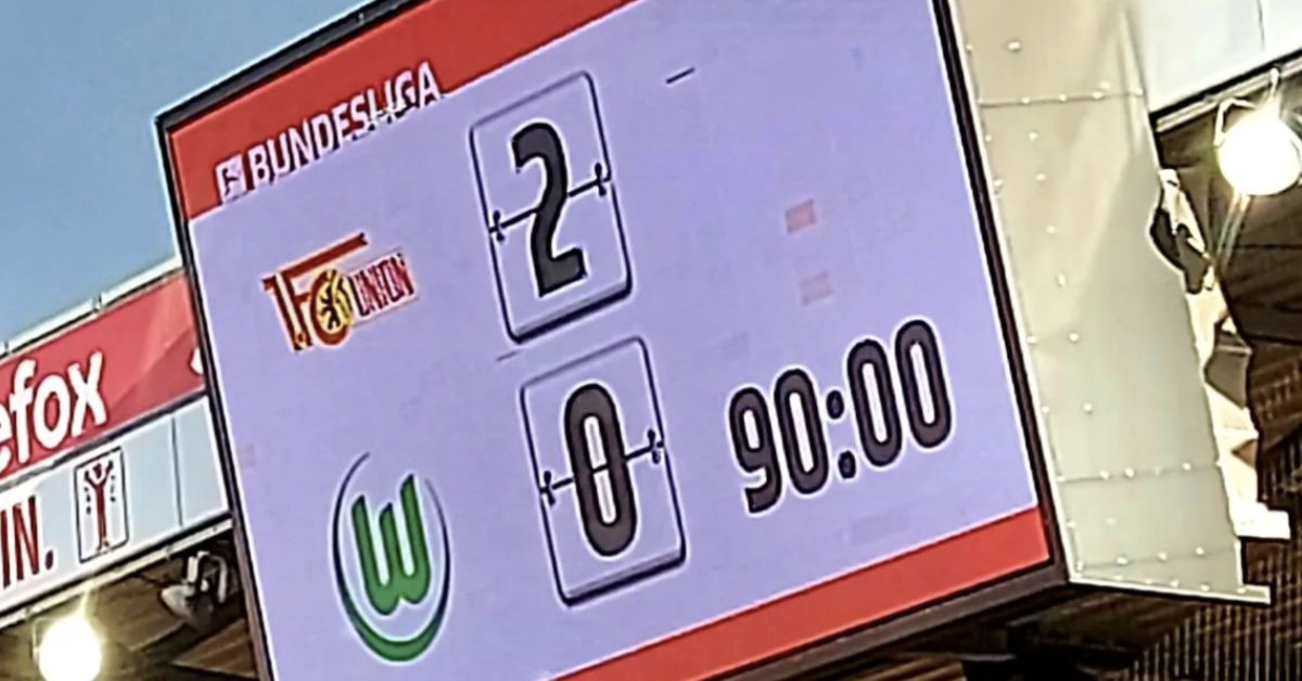 Anzeigetafel mit dem Ergebnis: 2:0 für Union gegen Wolfsburg