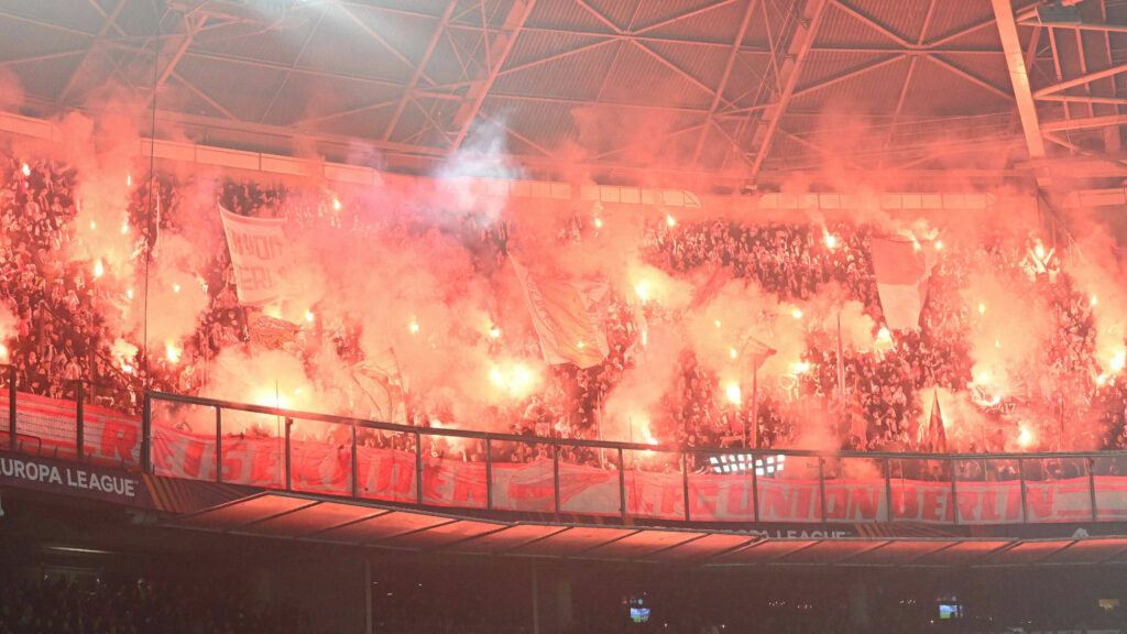 Union Berlin Ajax Fans Pyro Auswärtsblock