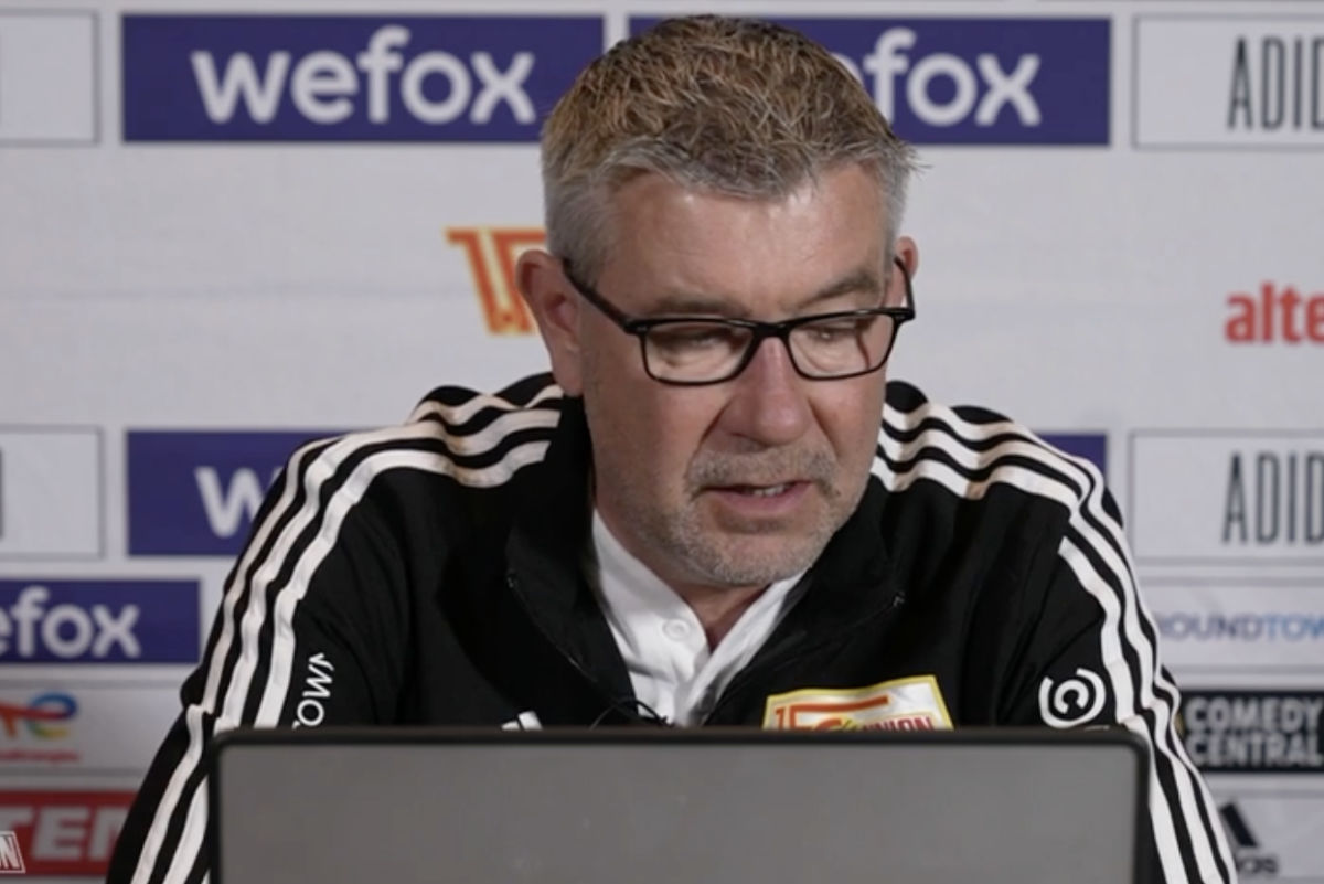 Bei der PK schaute Urs Fischer in den Computer, weil er mit der Mannschaft bereits in Bayern ist, Screenshot: AFTV