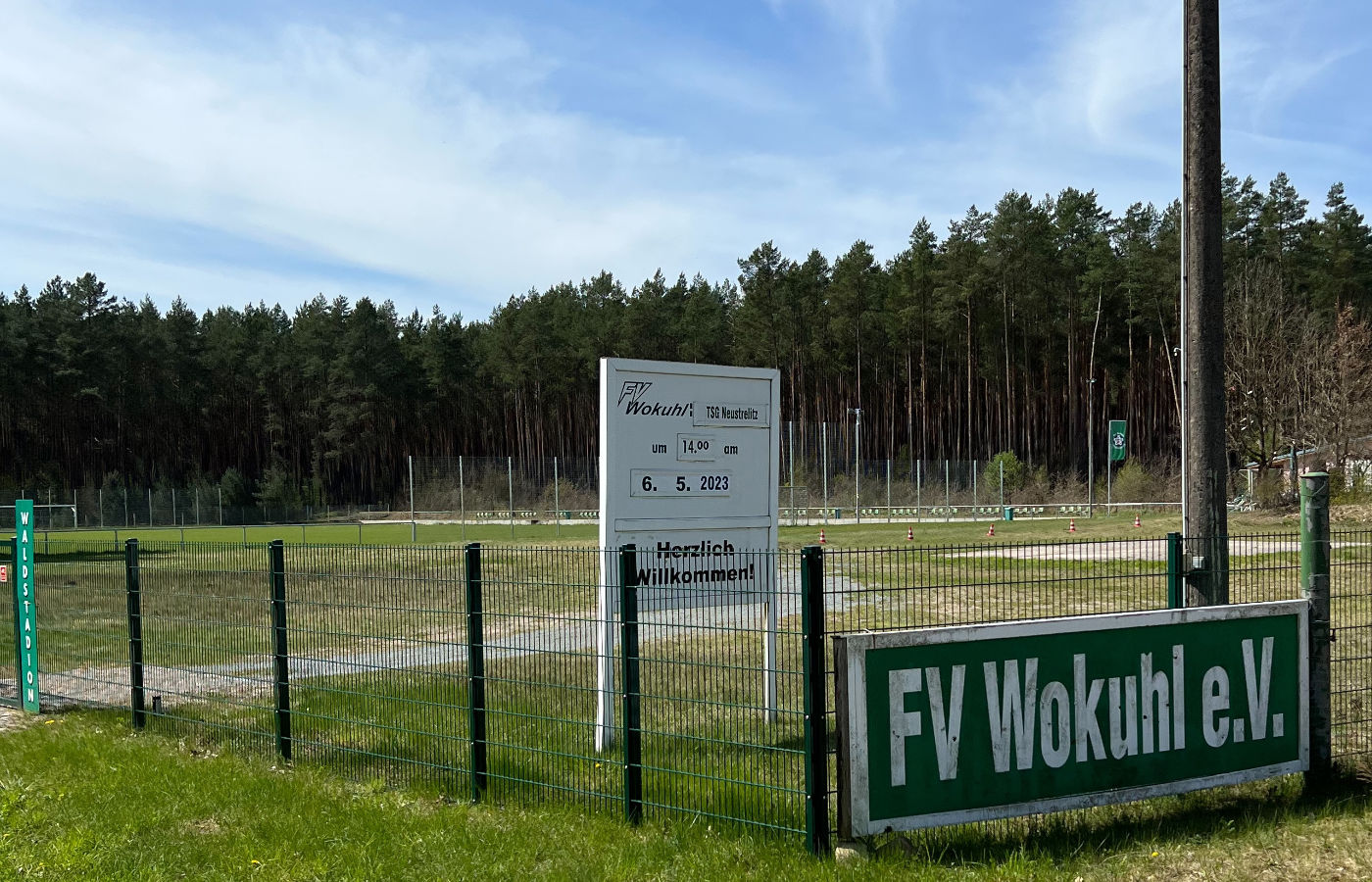 Arena des FV Wokuhl mit Ankündigung der Partie gegen Tabellenführer TSG Neustrelitz II, Foto: Sebastian Fiebrig