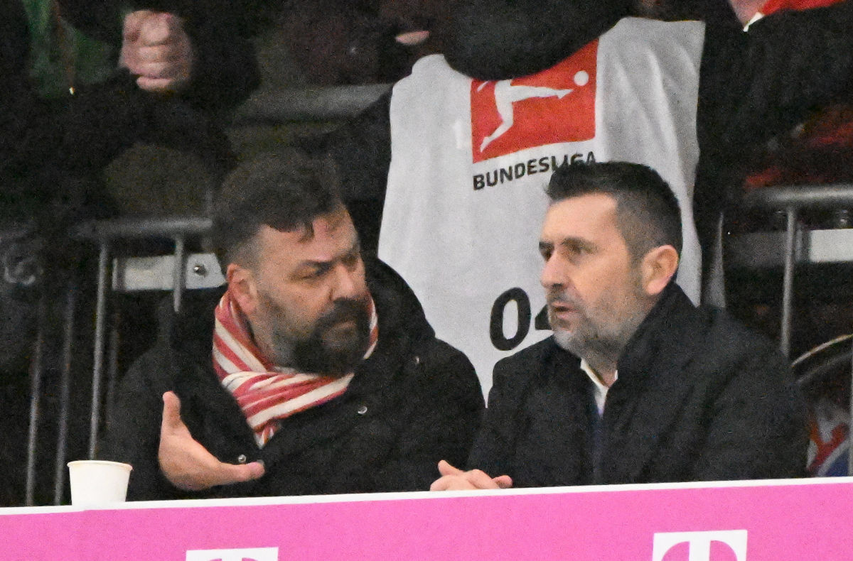 Pressesprecher Christian Arbeit und Trainer Nenad Bjelica sprechen in München auf der Tribüne miteinander, Foto: Matthias Koch