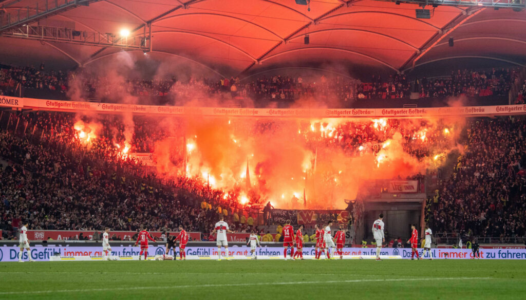 Union Berlin Gästeblock mit Auswärtsfans in Stuttgart