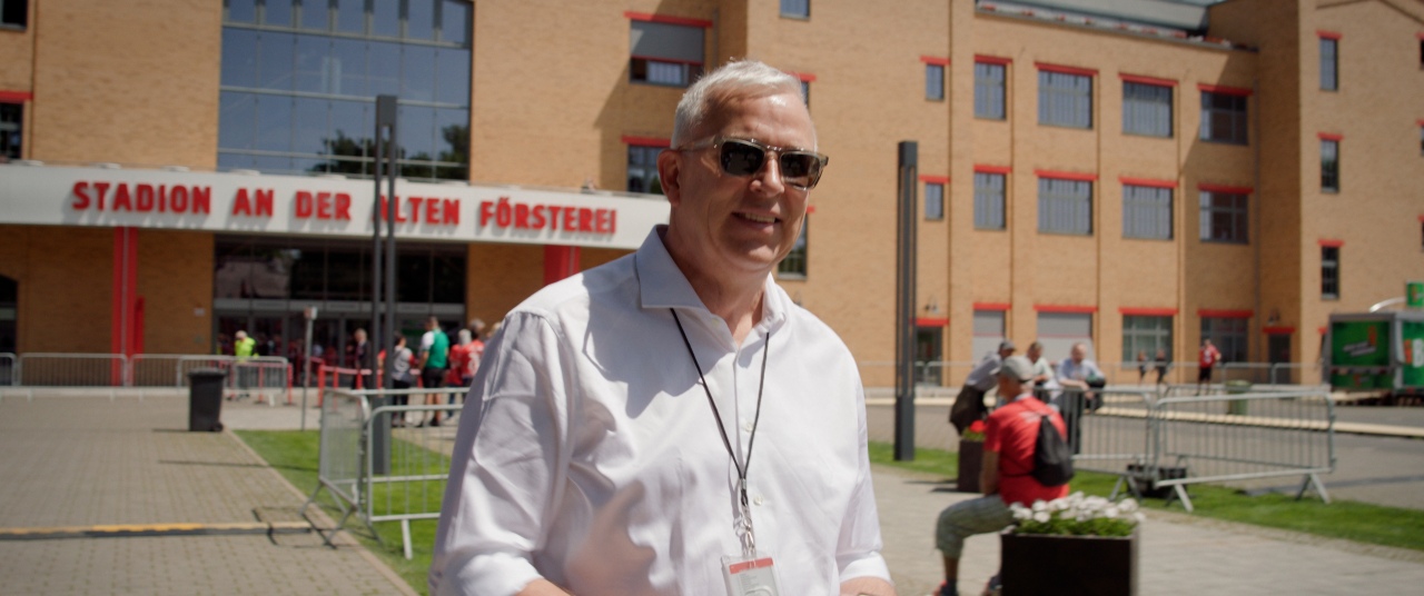 Trifft Entscheidungen: Dirk Zingler, Präsident des 1. FC Union Berlin, Foto: Weltkino Filmverleih GmbH