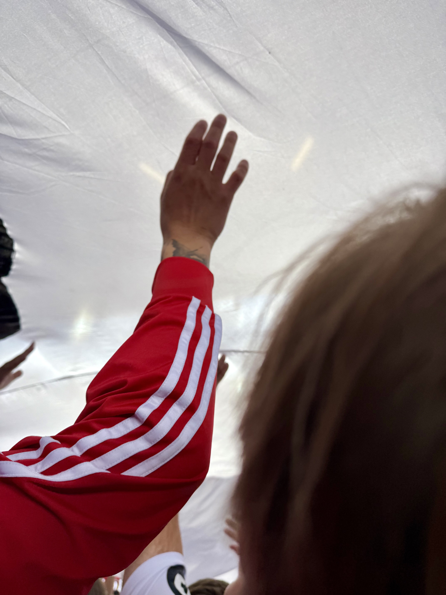 Unter der Blockfahne; Foto: Stefanie Fiebrig