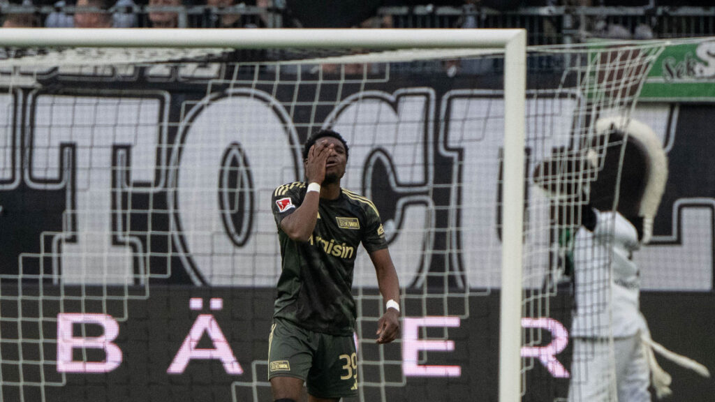 Derrick Köhn verkörpert die Enttäuschung bei Union nach der Niederlage gegen Gladbach.